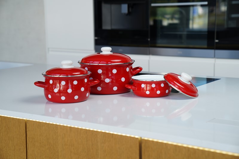 Smaltovaný hrnec s poklicí ø 18 cm - 2.6 l - PUNTÍK červený | BELIS