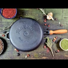 Litinová pánev ø 26 s dřevěným držadlem - Litina | MAYSTERNYA