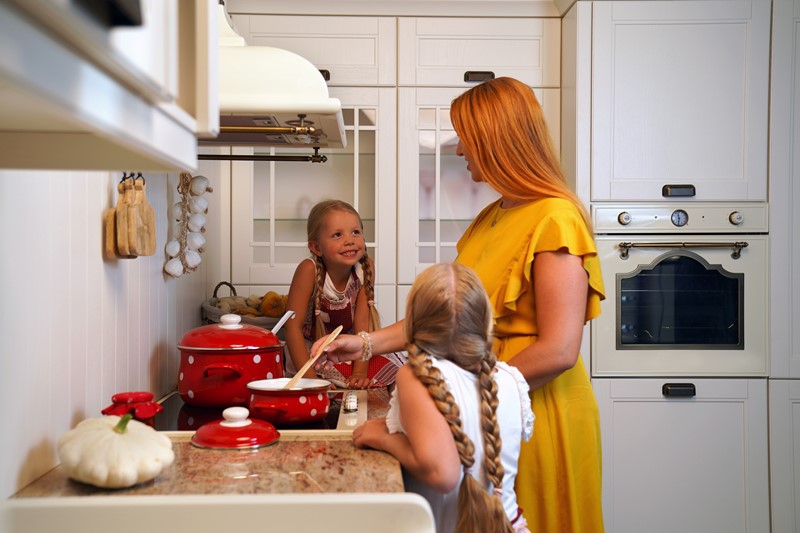 Smaltovaný hrnec s poklicí ø 24 cm - 6.1 l - PUNTÍK červený | BELIS