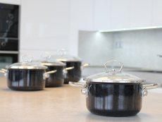 Smaltovaný hrniec so sklenenou pokrievkou ø 18 cm – 2,2 l – PREMIUM čierny | BELIS