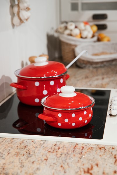 Smaltovaný hrnec s poklicí ø 16 cm - 2 l - PUNTÍK červený | BELIS - 2 jakost