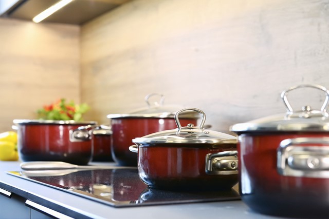 Smaltovaný hrnec se skleněnou poklicí ø 18 cm - 2.2 l - PREMIUM OMBRÉ červený | BELIS