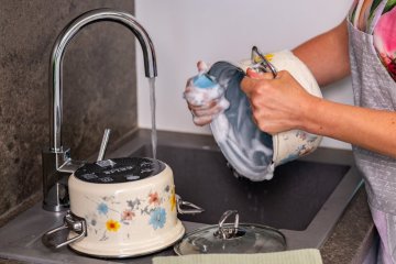 Jak správně mýt smaltované nádobí? Jednoduše: bez chemie, stresu a klidně i v myčce.