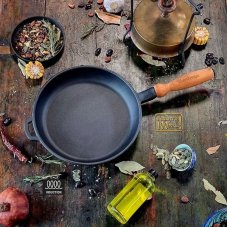 Litinová pánev ø 24 cm s dřevěným držadlem - Litina | MAYSTERNYA